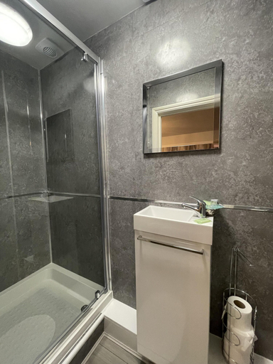 Bathroom 4, The Leather Bottle, Kent