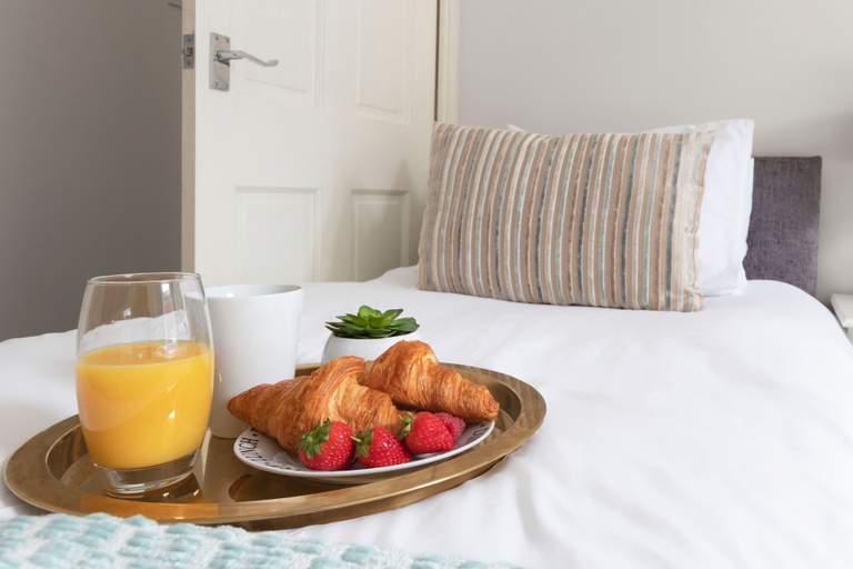 Food & Drinks 4, Karah Suites - Palmer Park - 4 Bedroom, Wokingham