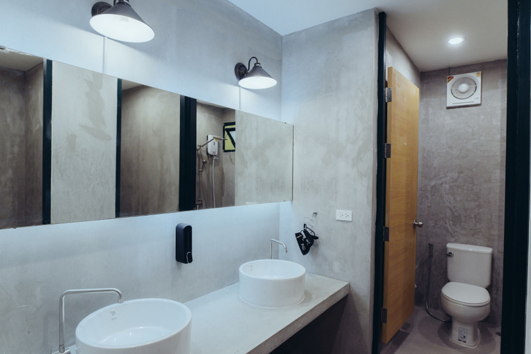 Bathroom 4, Peace Factory Hostel, Pom Pram Sattru