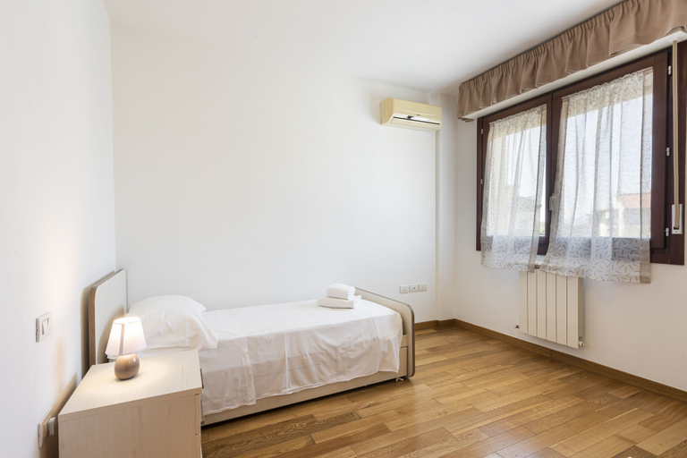 Bedroom 4, Visarno Modern by Mmega, Florence
