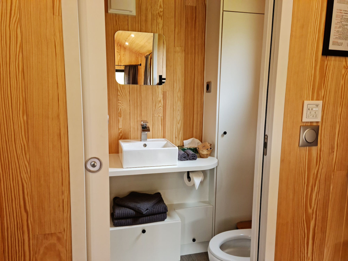 Bathroom 4, Cab'ânes du Pibeste, Hautes-Pyrénées