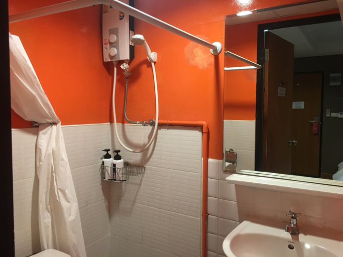 Bathroom 5, Room@Doze, Pak Kret