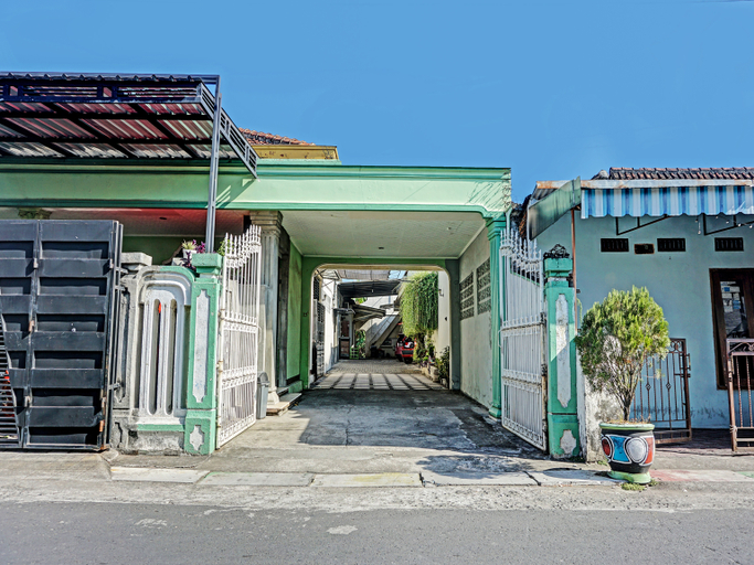 Exterior & Views 1, Oyo 91502 Kost Bu Lilies Syariah, Tulungagung