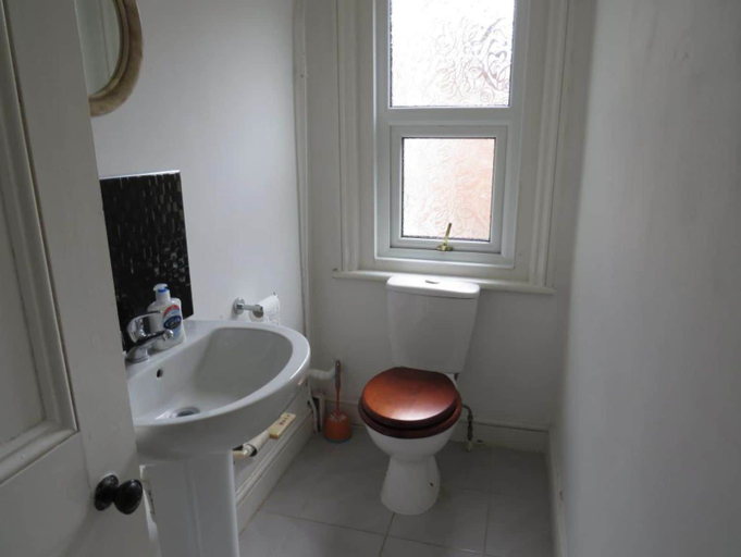 Bathroom 3, 2 Bed Apartment in Basingstoke, Hampshire