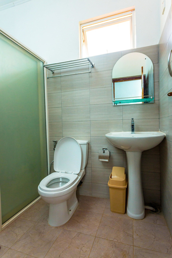 Bathroom 3, Dayanithi Guest House, Valikamam South
