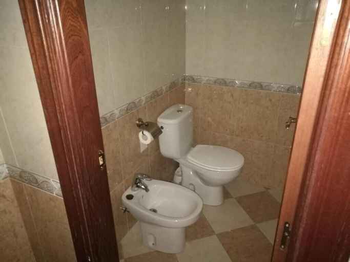 Bathroom 4, Hotel Lindaraja, Granada