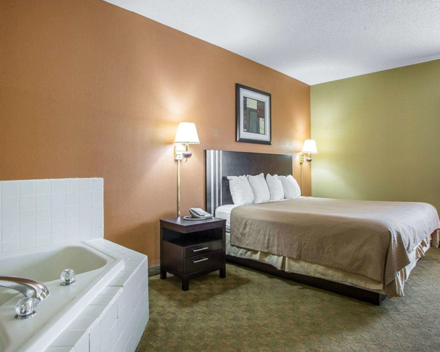 Bedroom 3, Quality Inn Merrillville, Lake