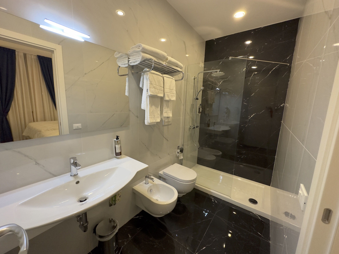 Bathroom 4, Hotel Smart Cruise, Rome