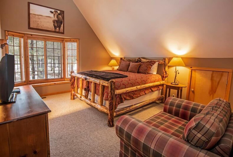 Bedroom 1, Circle 4 Cabin 3, Deschutes