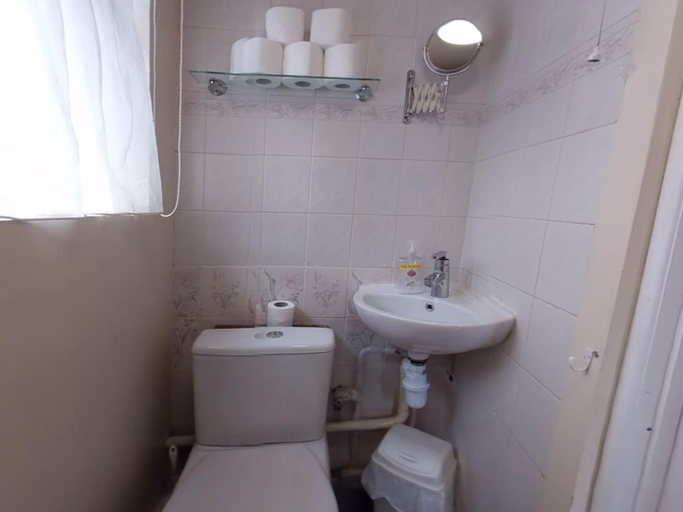 Bathroom 3, Jaylets Budget Leicester, Leicester