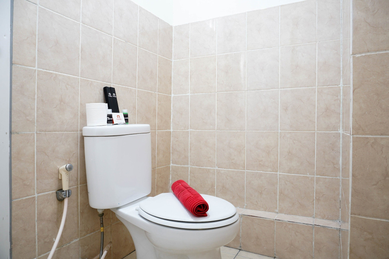 Bathroom 5, Blue Studio Apartment at Green Bay Pluit By Travelio, Jakarta Utara