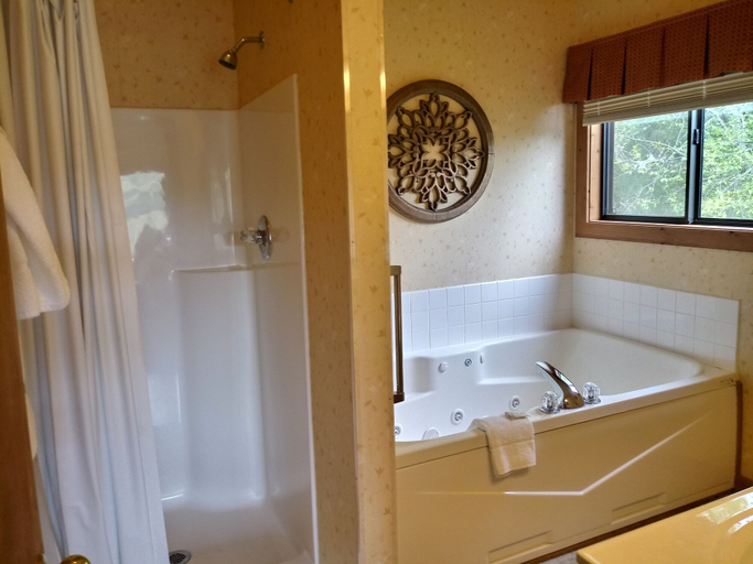 Bathroom 3, Creekside Village, Shenandoah