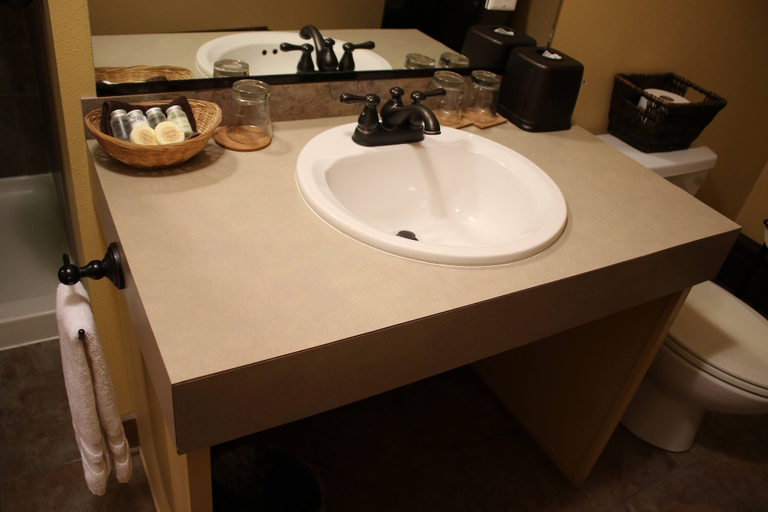 Bathroom 4, Iowa House, Story