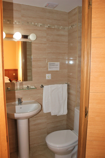Bathroom 5, Hotel Cabello, Málaga
