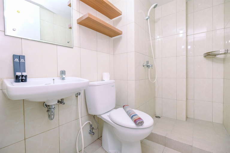 Bathroom 4, Well Designed 2Br Apartment At Springlake Summarecon Bekasi, Bekasi