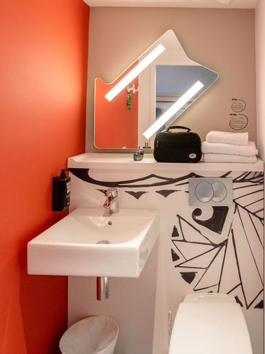 Bathroom 5, ibis Budget Cognac, Charente