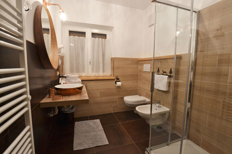 Bathroom 5, Albergo Majorka, Trento