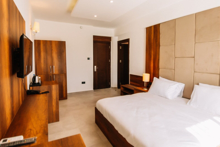 Bedroom 3, Cezar's Airport Hotel