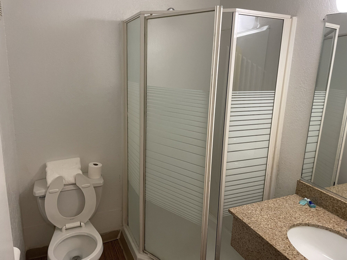 Bathroom 3, Rest Inn, Montgomery