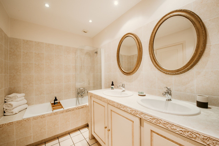 Bathroom 4, Château Meyre, Gironde