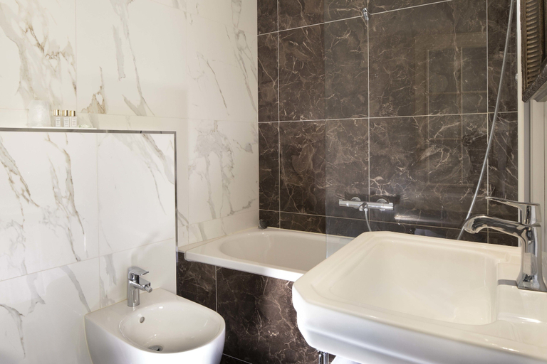 Bathroom 3, Hotel Belfast, Paris