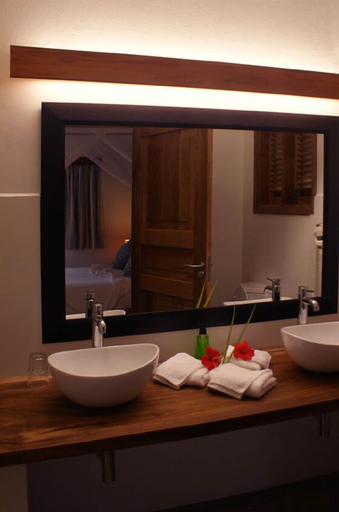 Bathroom 3, L'Hirondelle