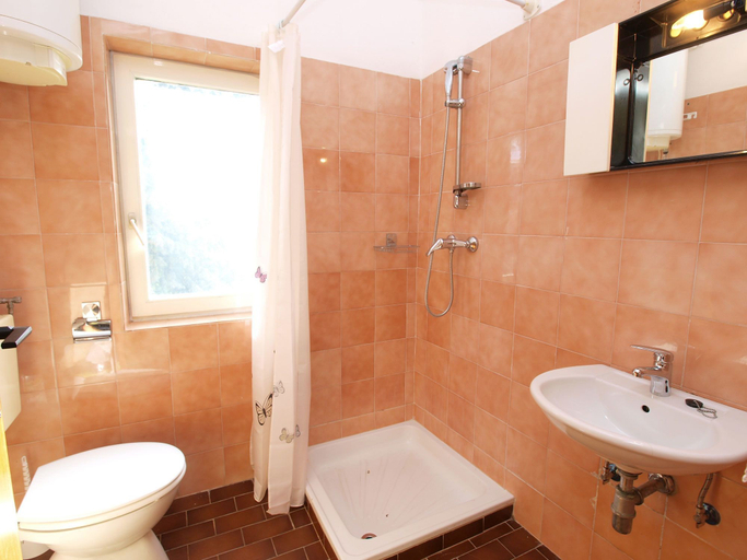 Bathroom 4, Apartment 722, Medulin