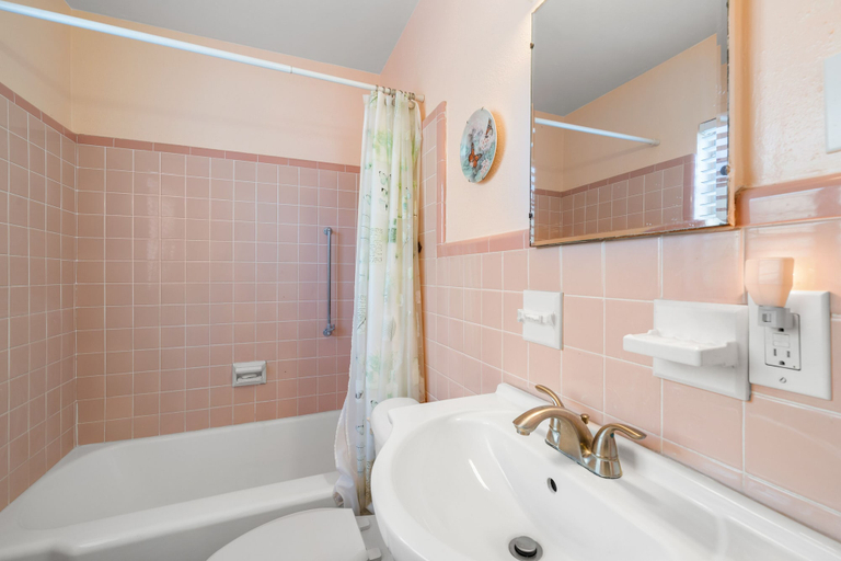 Bathroom 4, Bayshore Cottage, Pinellas