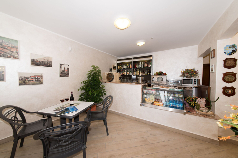 Food & Drinks 5, Residence Oleandro, Savona