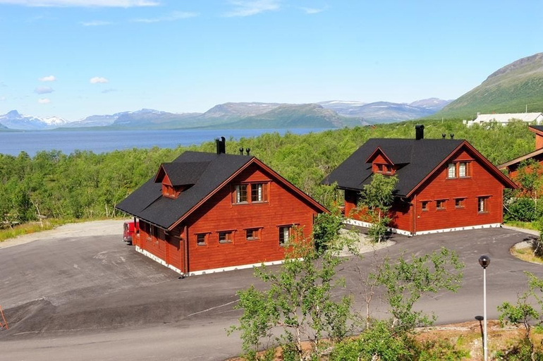 Exterior & Views