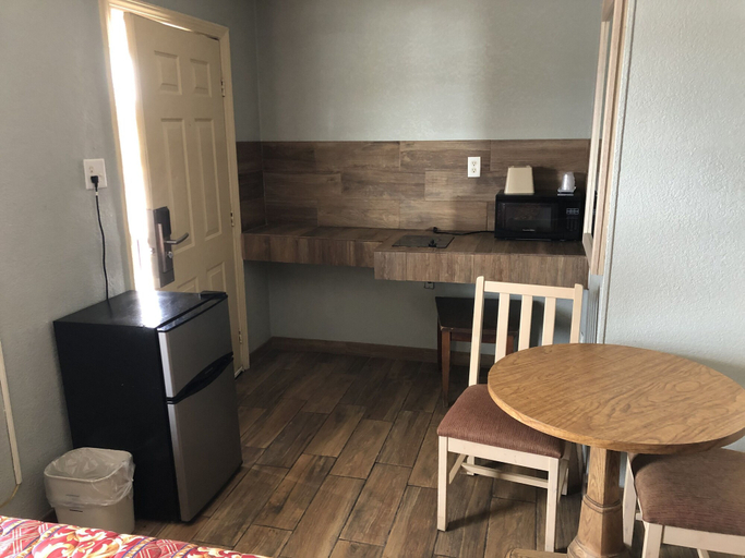 Others 5, Budget inn, Kleberg