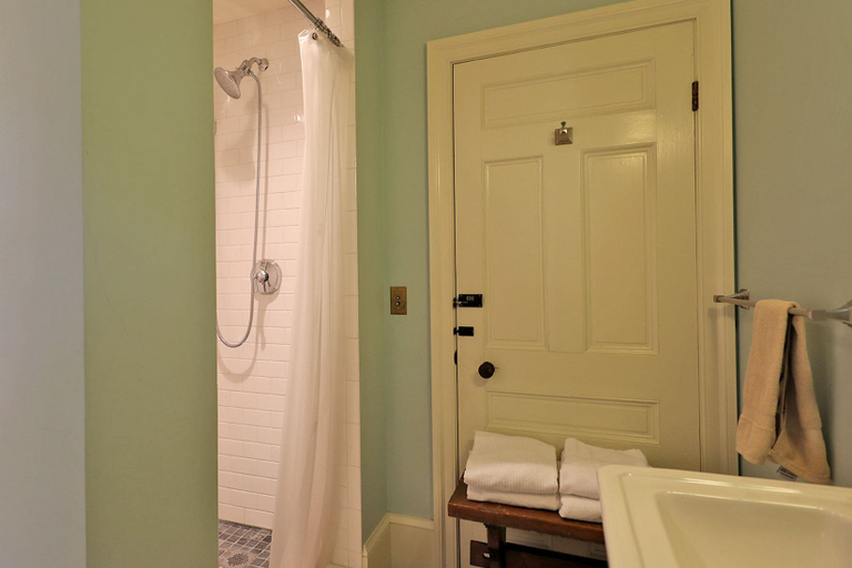 Bathroom 3, Jacob's Tanglewood Ranch, Berkshire