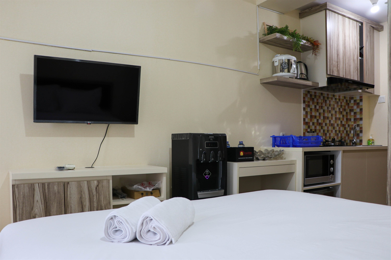 Bedroom 2, Cozy and Minimalist Studio at Tifolia Apartment By Travelio, Jakarta Timur