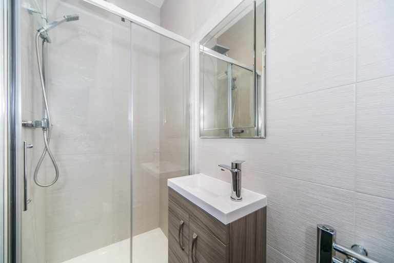 Bathroom 3, Flat 14 Helena House, 1-bed, Sleeps 3, Parking, Reading