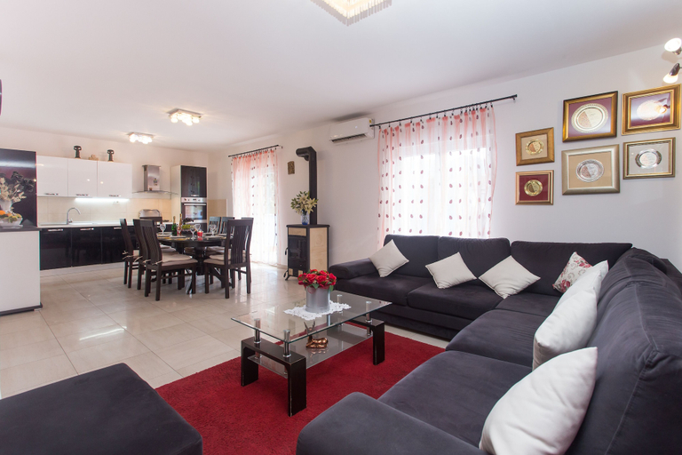 Others 5, Villa Tomic, Omiš