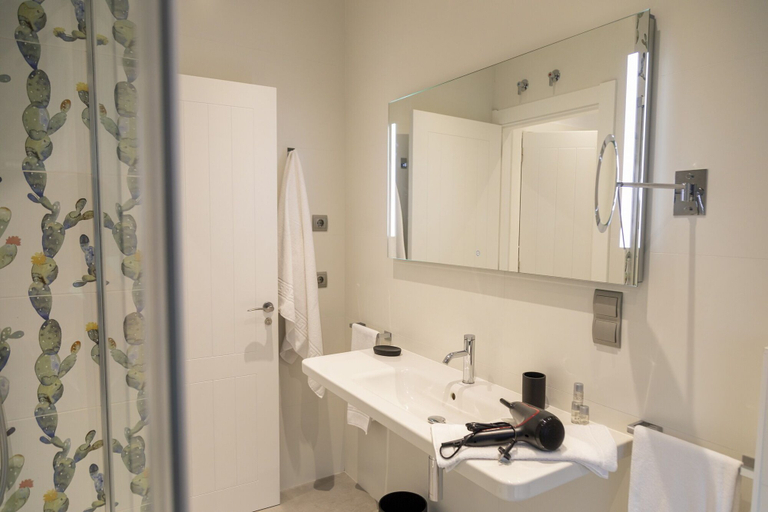 Bathroom 4, La Playa, Cantabria