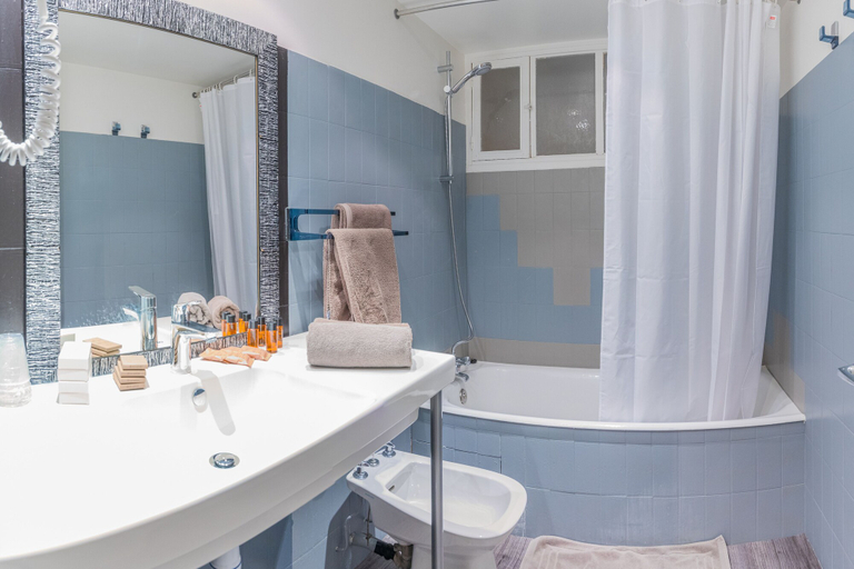 Bathroom 4, Hôtel l'Alpazur, Savoie
