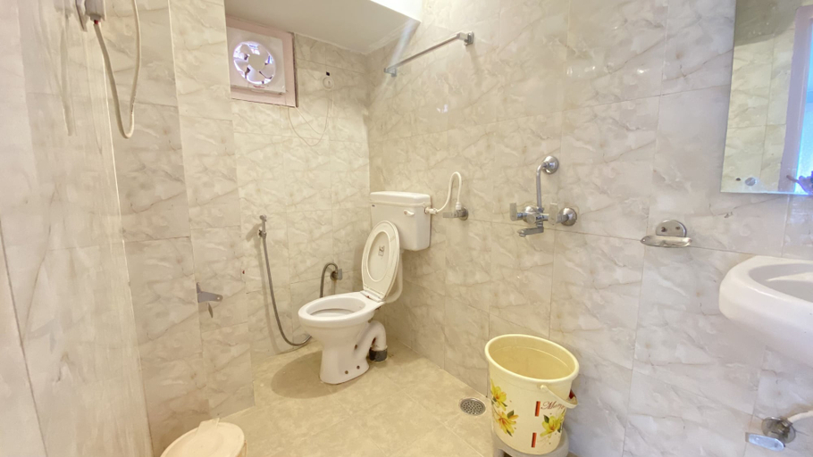Bathroom 3, Hotel Meadows, Kullu