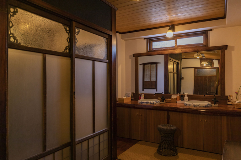 Bathroom, Kayausagi, Hita