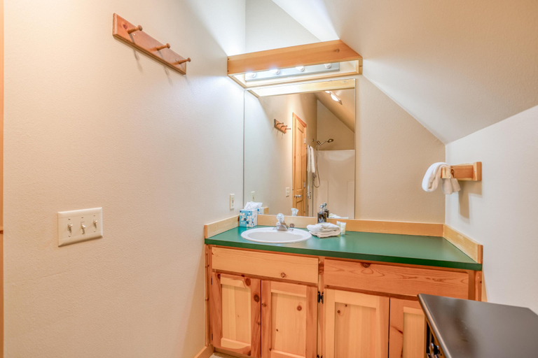 Bathroom 3, Circle 4 Cabin 3, Deschutes
