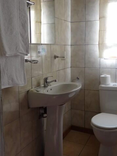Bathroom 3, Aligeo Guest House, Joe Gqabi