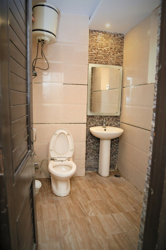 Bathroom 4, Hotel Suzi International, Delhi