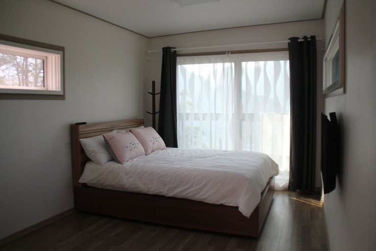 Bedroom 2, Moonlight Village Pension, Danyang