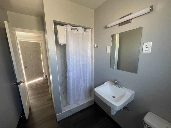 Bathroom 3, Holiday Motel, Multnomah