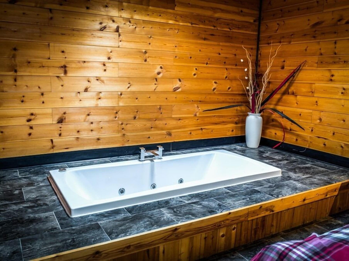 Bathroom 3, New Forest Lodges, Dorset