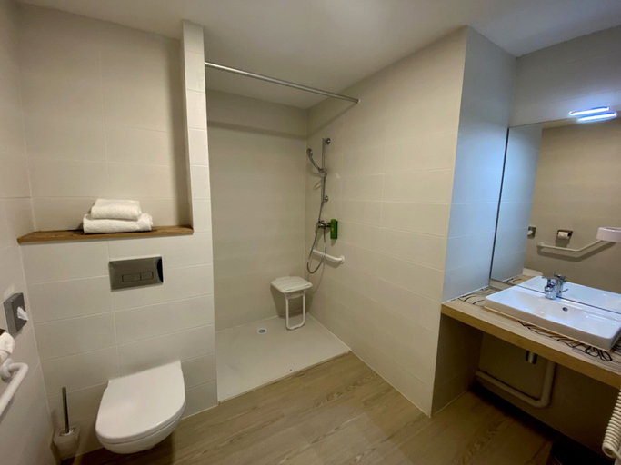 Bathroom 4, Courrier Sud, Haute-Garonne
