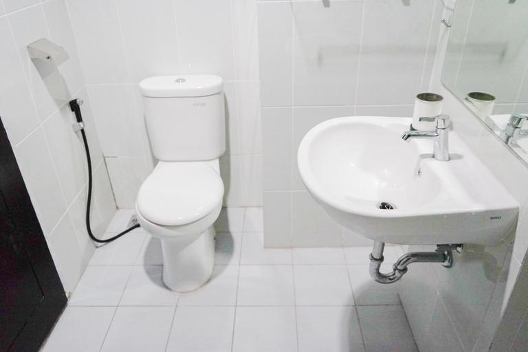 Bathroom, Comfort and Modern 1BR Casa De Parco Apartment, South Tangerang