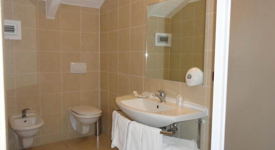 Bathroom 4, Hotel Vazzana, Torino