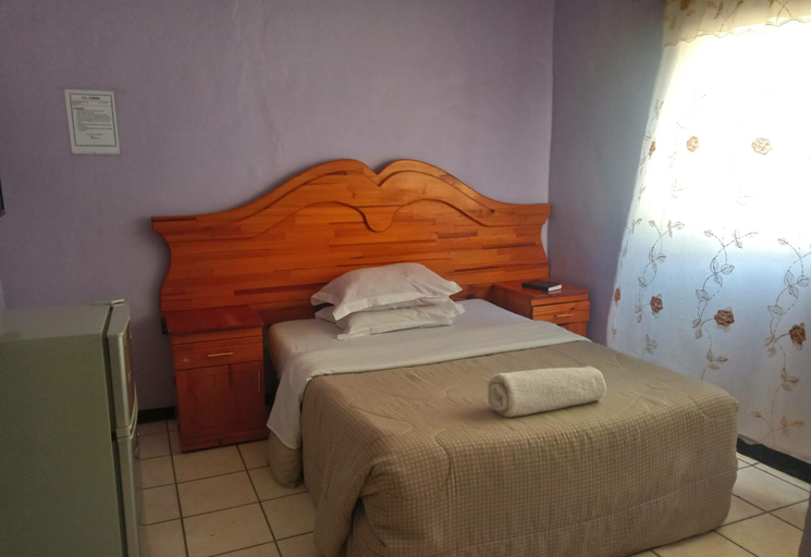 Bedroom 2, DL Lodge, Choma