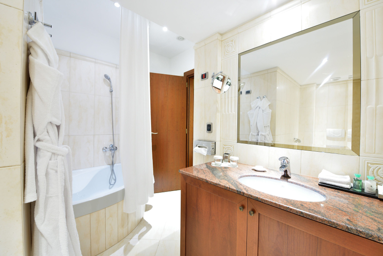 Bathroom 5, Lux Garden Hotel, Azuga